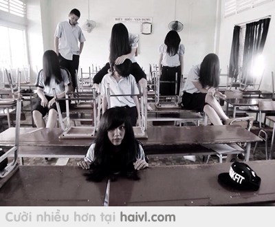 Em đã giật mình khi bước vào lớp "-_=