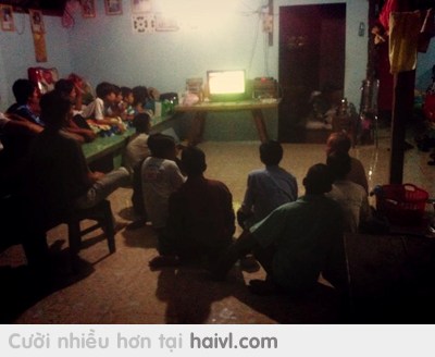 Có ai giống mình không lúc nhỏ thường xem ké tivi nhà hàng xóm. Một thời tuổi thơ :D