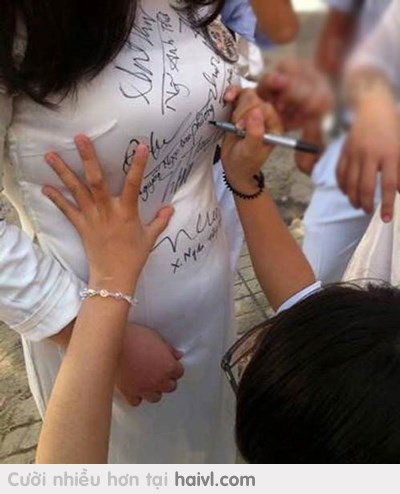 Cậu cho tớ ký với nhé! :x