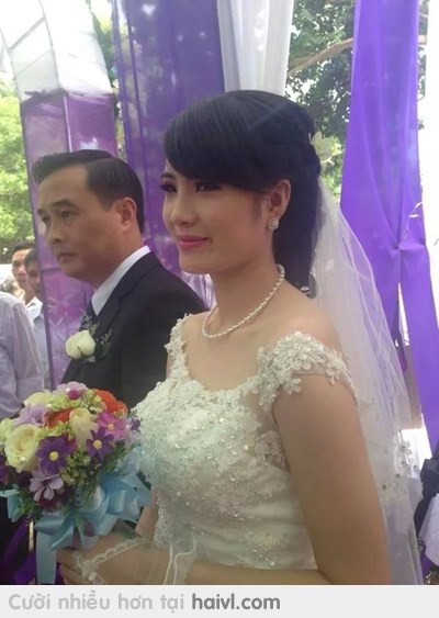 Em gái Công Vinh chính thức lên xe hoa. Nhìn như 2 bố con :v