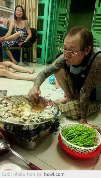 Ông bà ở quê mới ghé thăm ( sao nãy giờ ba mẹ kêu hàng xóm qua nhậu chung mà chưa thấy ai cả =]]z