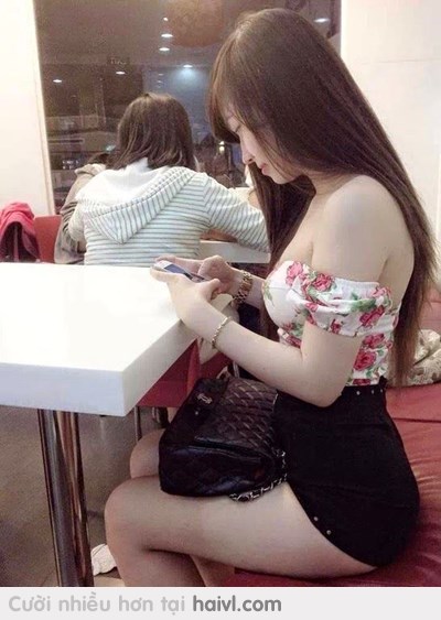 Vào quán mà gặp bé như vầy ngồi 1 mình, các bác sẽ ?