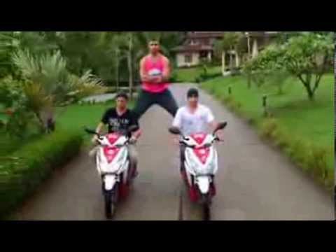 Xoạc cẳng trên hai xe máy chạy song song, phải chăng anh là truyền nhân của Jean-Claude Van Damme :))