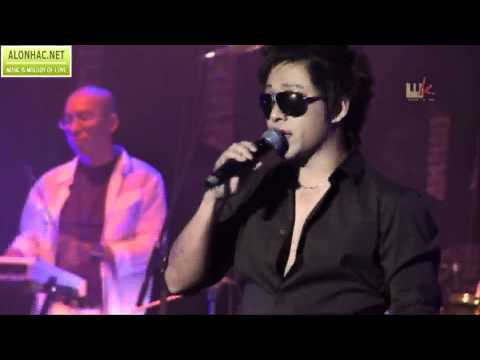 Anh ấy là một trong những ca sĩ live đỉnh nhất Vpop. Ai còn nhớ bài Hit này không ? Chắc chắn bạn đã từng thích !! :)
