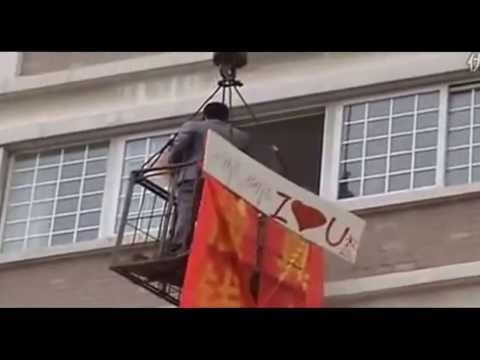 Leo  cần cẩu treo băng rôn tỏ tình theo phong cách thợ xây là đây =))