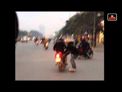 [Trào lưu] - Lăng ba vi bộ trên đường phố Hà Nội.