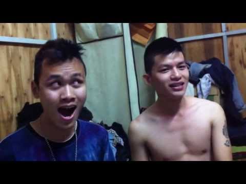Xem thằng áo xanh cái mẹc nó biểu cảm thiệt chứ :D p/s : clip cover bài hát bằng tiếng cười nhé