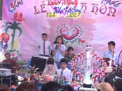 Bé dễ thương hát đám cưới rất mượt, ôi yêu mất rồi :x