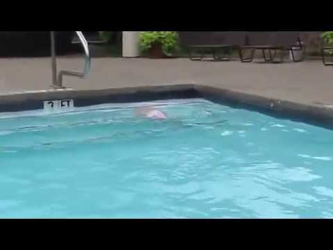 Ít tuổi mà đã bơi được như vậy :v Không biết lớn lên thì sẽ thế nào nhỉ? :D